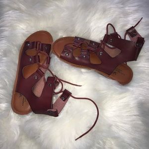 American eagle sandals in great condition